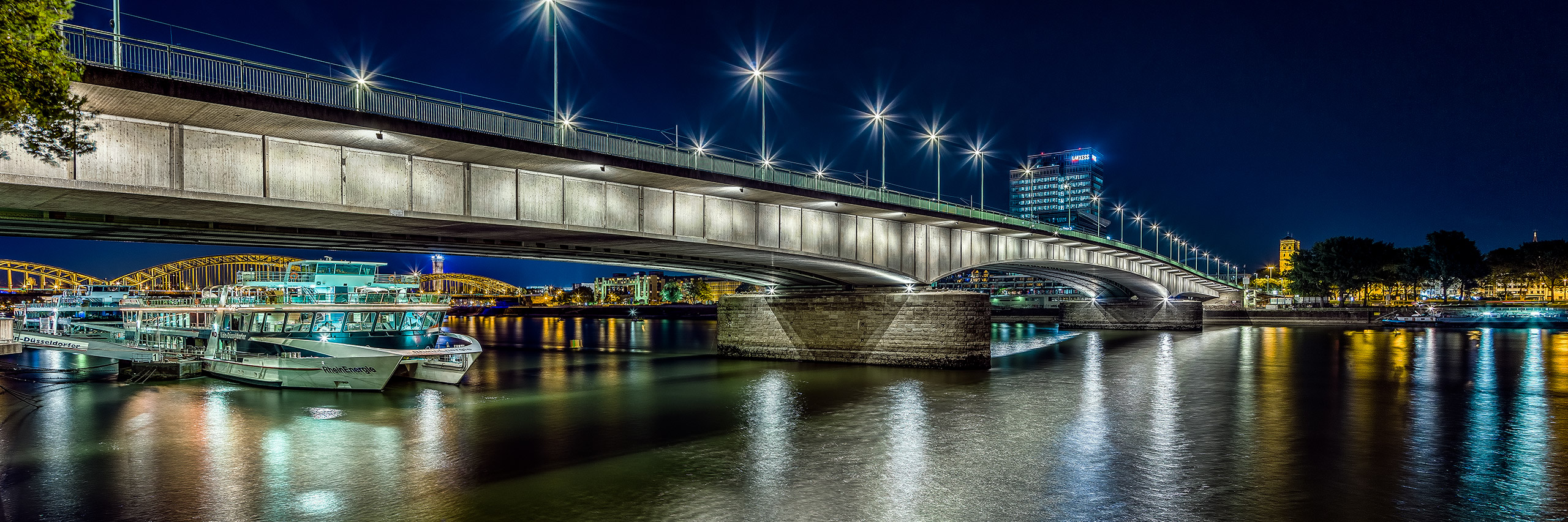 Köln bei Nacht - Deutzer Brücke und MS RheinEnergie