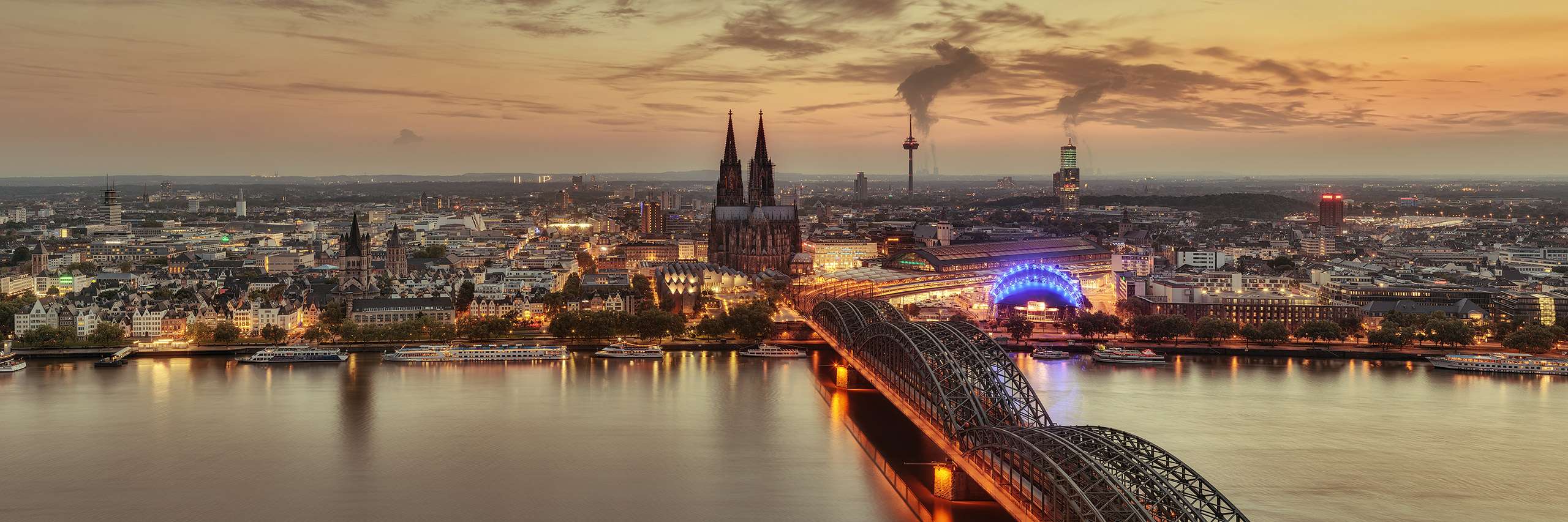 Kölner Skyline am Abend