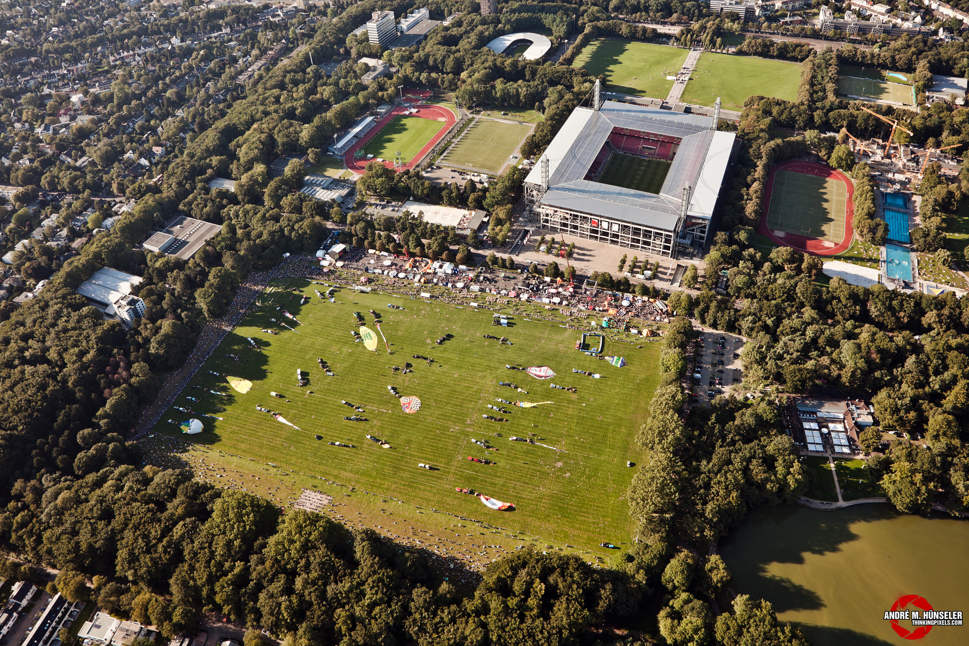Luftaufnahme der Jahnwiesen und Stadion beim Ballonfestival