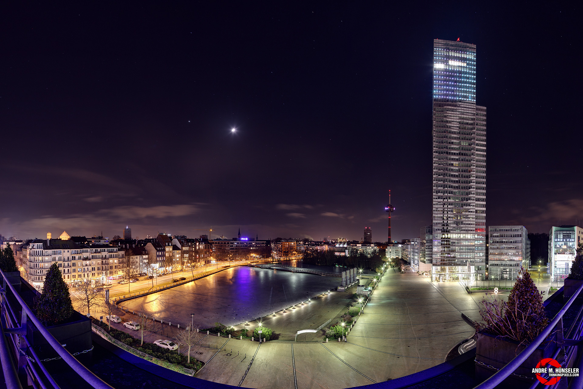 Gefrorener Weiher im Mediapark bei Nacht