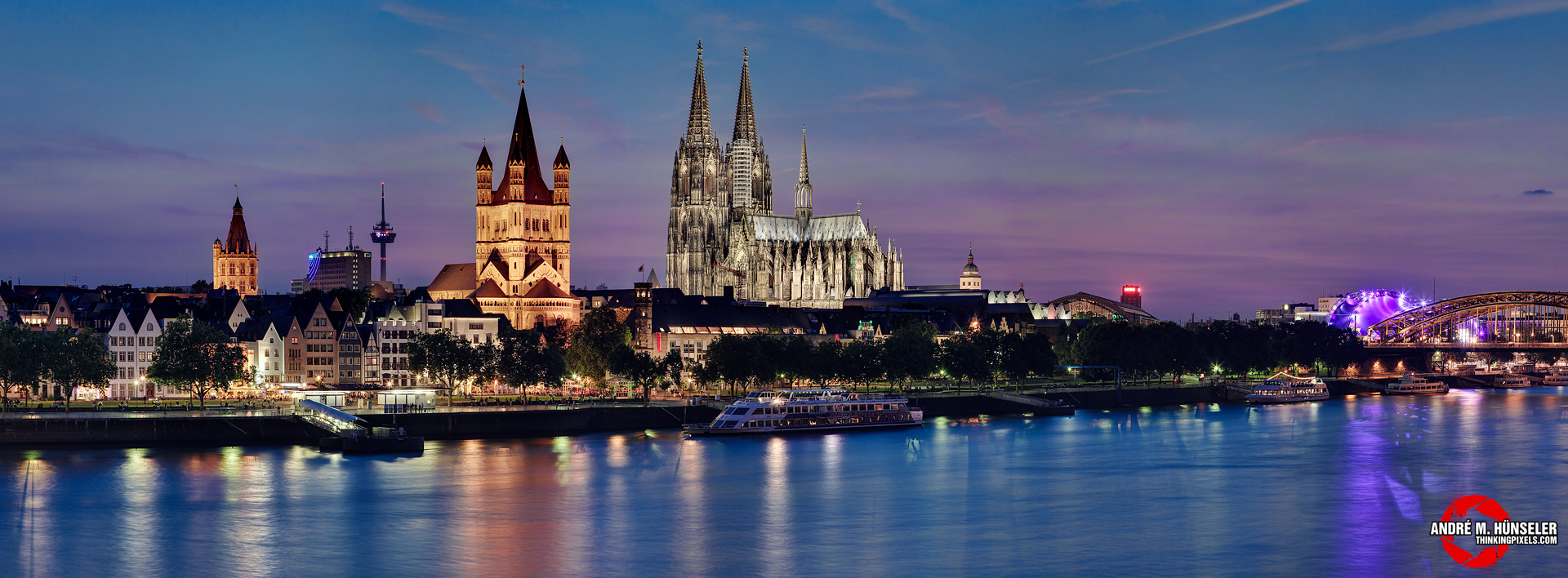 Rheinpromenade bei Nacht