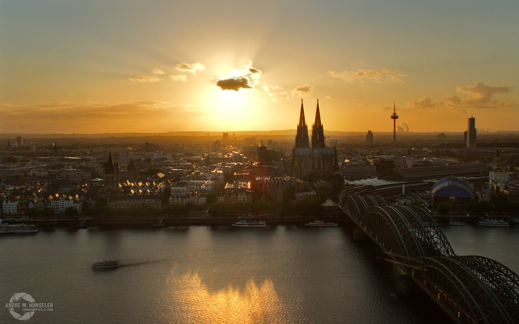 Herbstlicher Sonnenuntergang über Köln