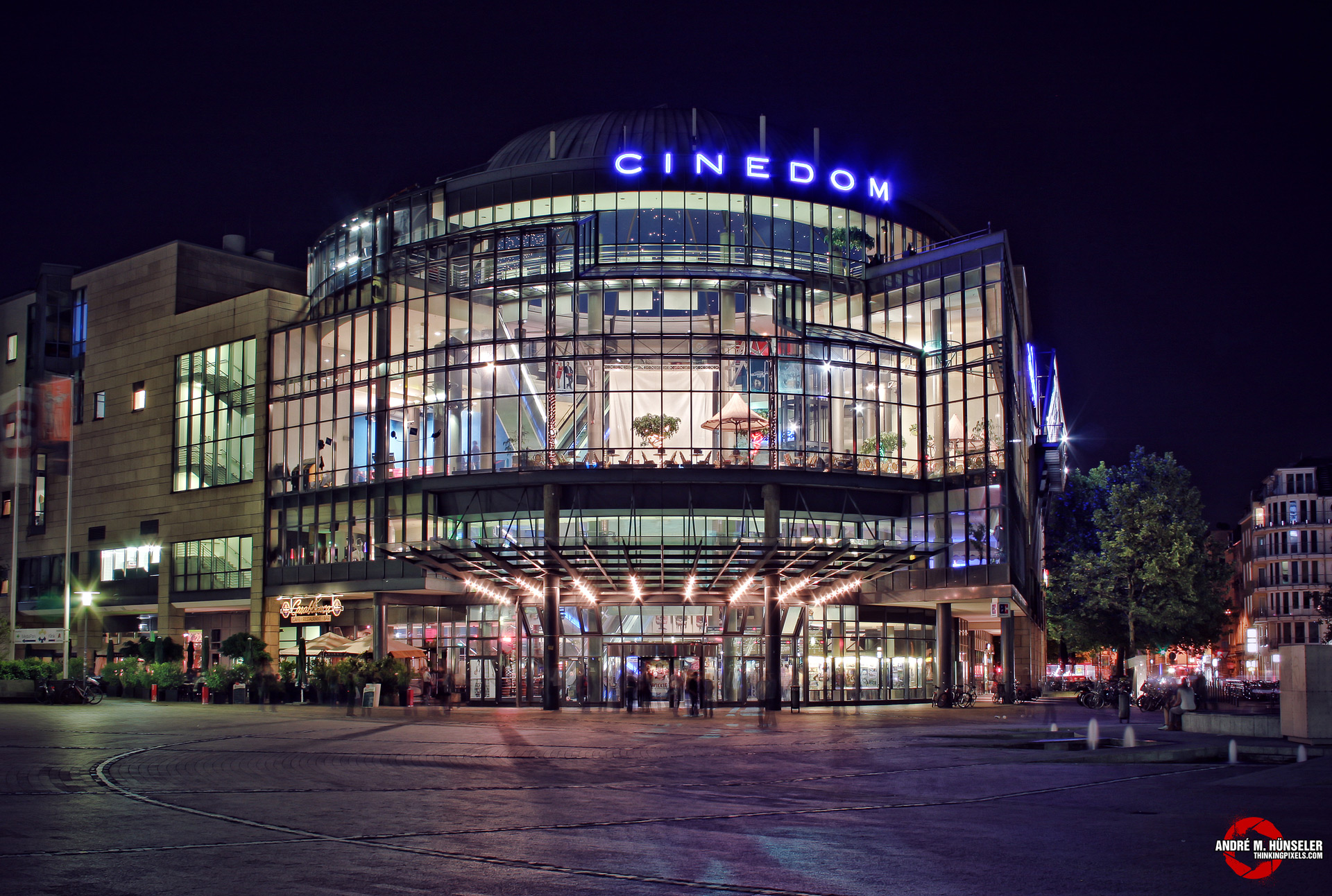 Cinedom bei Nacht