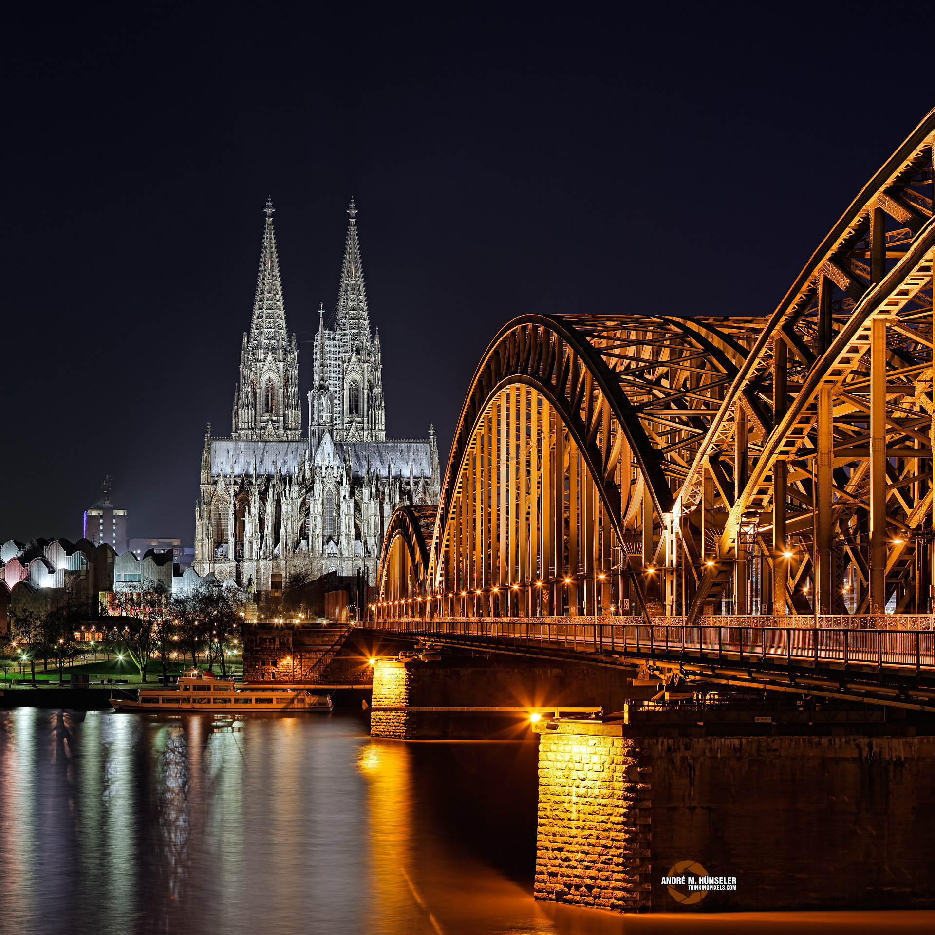 Dom und Hohenzollernbrücke bei Nacht