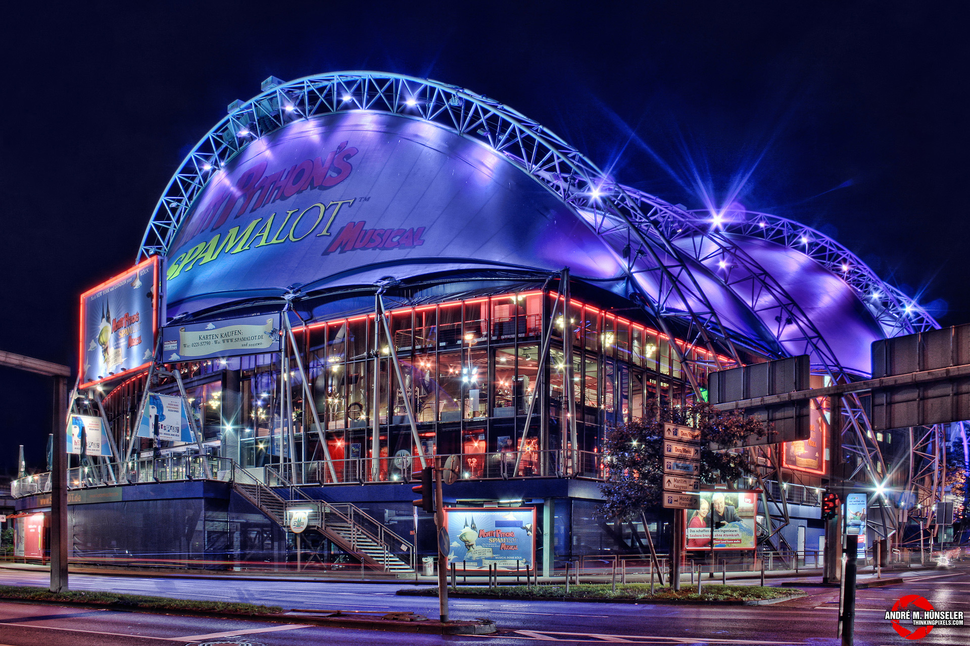 Musical Dome bei Nacht