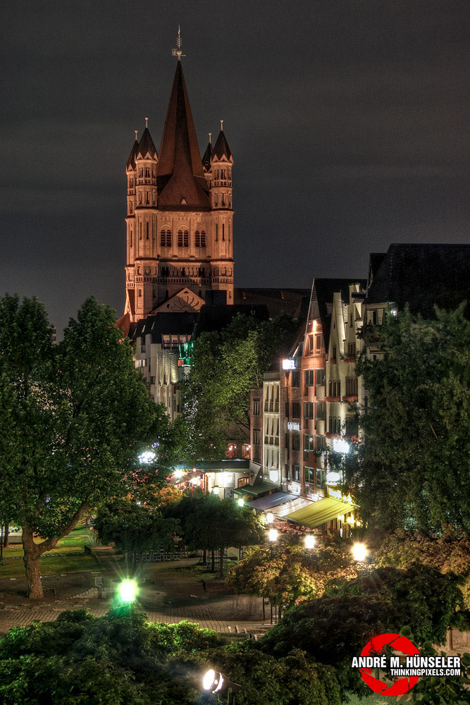 Rheinufer und Gross St. Martin bei Nacht