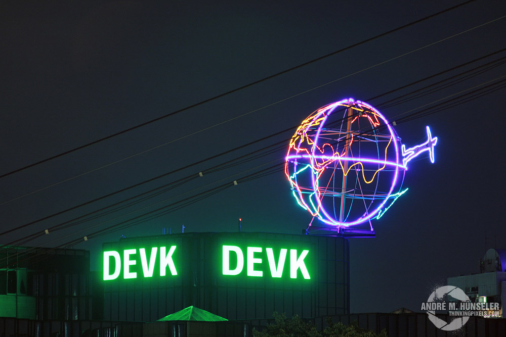 Beleuchtete Weltkugel bei Nacht