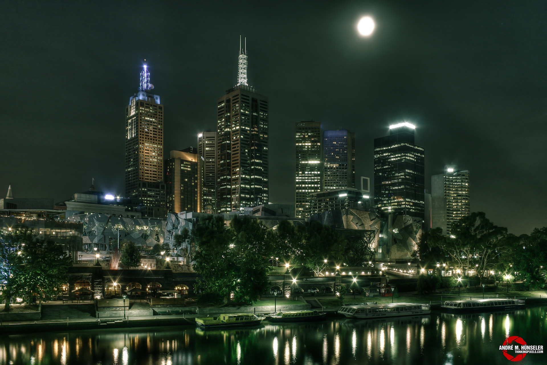 Federation Square bei Nacht