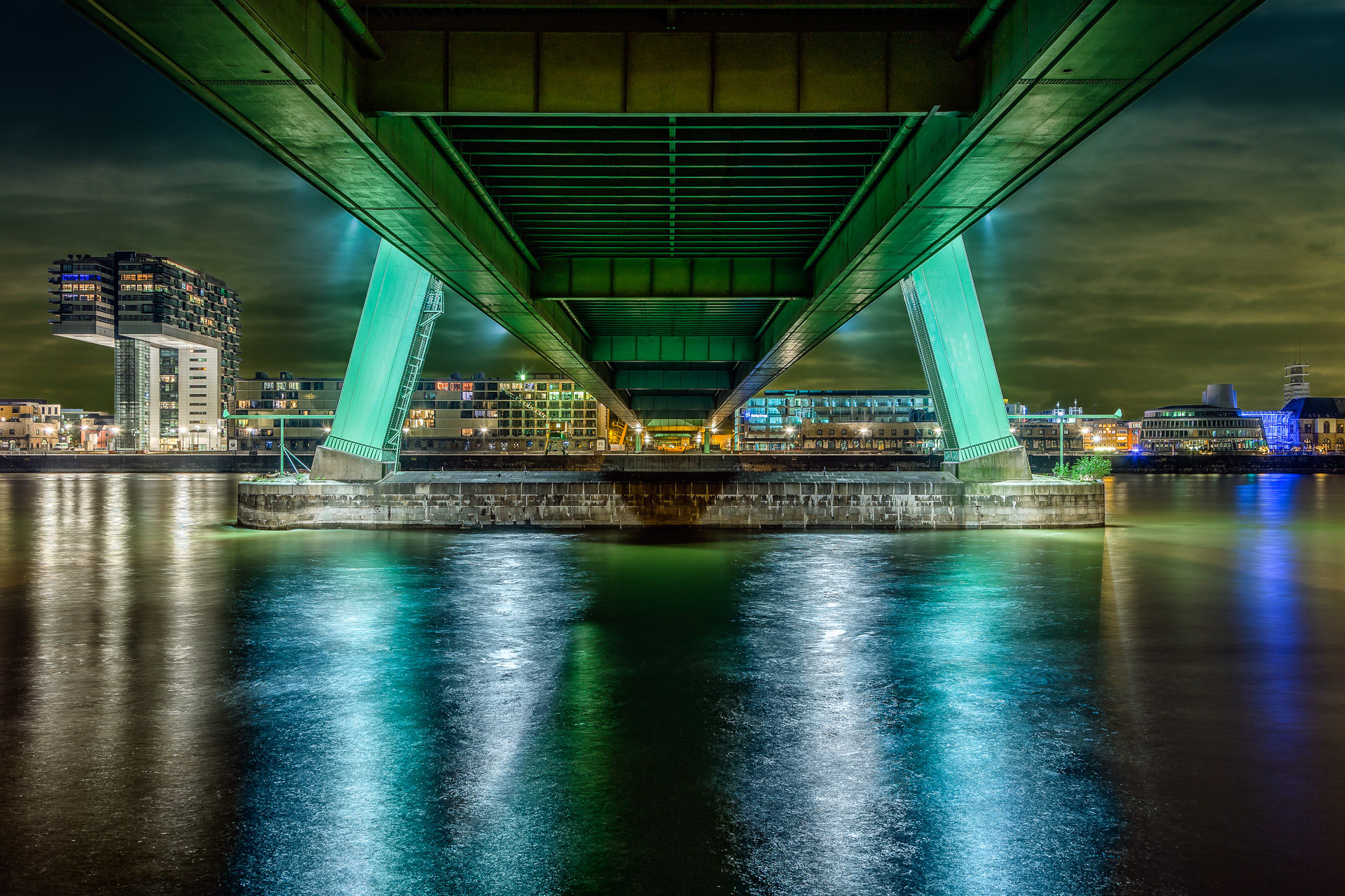 Köln bei Nacht - Unter der Severinsbrücke